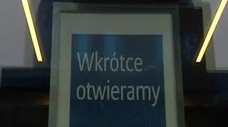 Sprzedać - nie sprzedać wynająć warto. Deweloperzy, którzy sami wykańczają mieszkania i zamiast pozbywać się ich po niższej cenie  - chcą je wynajmować. Podobną strategię przyjmują również osoby prywatne. Czy może to spowodować, że wbrew wcześniejszym zapowiedziom na rynku nieruchomości wcale nie będzie taniej i ile trzeba będzie zapłacić wynajmując mieszkanie 