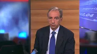 Rynki czekają na spotkanie szefów banków centralnych w górskim kurorcie Jackson Hole w USA. A przede wszystkim na piątkowe wystąpienie Bena Bernanke, szefa FED - po którym obiecują sobie słów na temat trzeciej tury tzw. ilościowego luzowania polityki monetarnej. Czyli zwiększania ilości pieniądza w obiegu poprzez wykup rządowych obligacji przez bank centralny. O tym jak może zachować się FED i jak to wpłynie na rynki, pytaliśmy naszego gościa Władysława T. Bartoszewskiego, dyrektora oddziału Credit Suisse w Polsce.