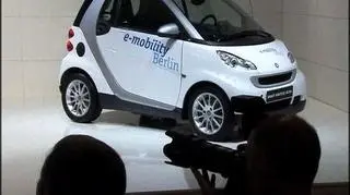 Auto na baterie? Jak najbardziej, i to wcale nie w dziecinnym pokoju, ale na prawdziwej jezdni. Niemiecki koncern Daimler planuje uruchomienie produkcji limitowanej edycji aut Smart zasilanych bateriami litowo-jonowymi, takimi jak te, dzięki którym działają nasze laptopy czy komórki. Specjalne stacje, na których baterie będą zasilane, zbuduje koncern RWE