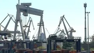 Coraz mniej czasu na uratowanie stoczni przed bankructwem, ale z dnia na dzień rośnie nadzieja - bo ministerstwo skarbu cały czas informuje o kolejnych inwestorach, którzy mogliby uratować zagrożone zakłady i pracę dla tysięcy ludzi. Postanowiliśmy sprawdzić na ile realna jest ta nadzieja.