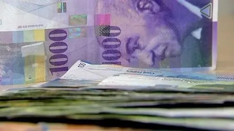 Złoty nabiera mocy w walce z frankiem