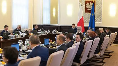 Ministrowie oddadzą nagrody. Zaoszczędzą na podatku