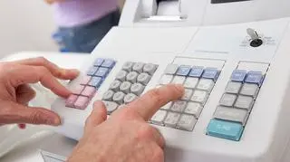 Rozporządzenie przewiduje, że obowiązkowi ewidencji na kasach fiskalnych bez względu na wysokość osiąganych obrotów