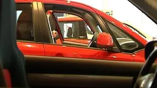 Rośnie sprzedaż - mają rosnąć też ceny samochodów. Mimo, że branża motoryzacyjna na całym świecie jest w potężnych tarapatach, to w Polsce nowe auta ciągle sprzedają się jak świeże bułeczki. Jak długo jeszcze i kiedy będzie najkorzystniej kupić samochód?