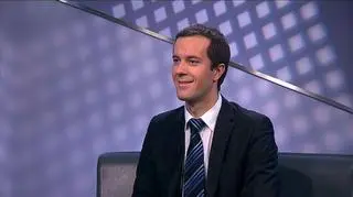 Proponowana przez rząd zmiana akcyzy na olej napędowy przyniesie budżetowi 2,2 mld zł. Podatek na wyroby tytoniowe to dodatkowy wpływ rzędu 245 mln zł. Na pytanie, co powinni zrobić przedsiębiorcy, którzy na przełomie roku będą mieli, np. paczki papierosów ze starymi stawkami akcyzy, odpowiada Andrzej Pośniak, doradca podatkowy CMS Cameron McKenna.