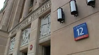 Zapłacić podatek Belki w ratach - marzy o tym wielu, nie tylko giełdowych inwestorów. Jednak z fiskusem trzeba się rozliczyć jednorazowo, za to samo znoszenie podatku może naprawdę odbyć się etapami. Oto kolejny pomysł na realizację chociażby przedwyborczych obietnic PO. To zysk dla banków, cios dla giełdy – alarmują Ci, którzy z inwestowaniem w akcje związani są bezpośrednio. O rynkowych konsekwencjach znoszenia podatku Belki "na raty" Patrycjusz Wyżga. 