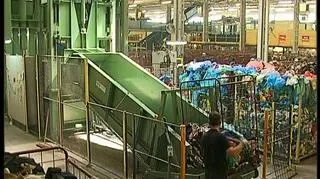 Nie będzie metra na euro. Nie będzie też loga PCK na kontenerach, do których zbierano niepotrzebną odzież dla najbardziej potrzebujących. Dlaczego i czy jeżeli nie wiadomo o co chodzi to chodzi o pieniądze. 