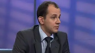 Od pierwszego lipca zapłacimy mniej za połączenia przychodzące i smsy w roamingu na terenie Unii. W życie wchodzą nowe niższe stawki ustalone przez Komisję Europejską. Korzystniejsza niż rok temu relacja złotego do euro pozwoli na obniżenie maksymalnego limitu także w złotych. Ale dlaczego nie spadną ceny połączeń wychodzących - o to między innymi pytał Paweł Blajer gościa "Pieniędzy od rana" Marcina Cichego z Urzędu Komunikacji Elektronicznej.