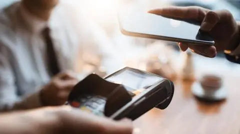 Mastercard i Visa uruchamiają usługę Apple Pay