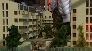 Haczyk na kryzys - to sposób niektórych deweloperów na przetrwanie trudnych czasów. Firma Catalina budująca mieszkania w Warszawie proponuje swoim klientom w umowach aż trzy możliwe terminy oddania lokalu. Zakładają one aż dwu letnie tzw. widełki czasowe. Warto pamiętać, że właśnie zła sytuacja na rynku powoduje, że dzisiaj to klient ma silną pozycję i szanse na wykreślenie niewygodnych zapisów z umowy.