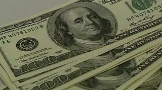 Międzynarodowy Fundusz Walutowy zaprasza - Polska zaproszenie przyjmuje. Nasza zgoda oznacza dostęp do wartej 20 miliardów dolarów linii kredytowej, która będzie stanowić polisę ubezpieczeniową dla naszej gospodarki. Tzw. platynowy klub ma według MFW pokazywać, że jego kraje-członkowie mają stabilne gospodarki i są odporne bardziej niż inni na zawirowania związane z kryzysem na Świecie.