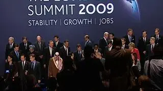 Na początek bilansu zabieramy Państwa w świat naprawdę dużych pieniędzy. Światowy szczyt wypracował światowy plan ratowania światowej gospodarki. Światli ludzie zastanawiają się teraz, skąd wziąć bilion 100 miliardów dolarów na ratowanie światowych finansów.