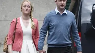 Tom Hayes z żoną Sarah przed sądem w Londynie