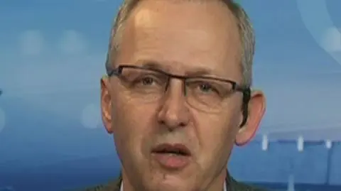 Bezrobocie w przyszłym roku będzie na tym samym poziomie co w tym - mówił nasz gość. Jaki będzie rynek pracy w 2010? Jakiej stopy bezrobocia możemy się spodziewać? W jakich sektorach zwiększą się zwolnienia, a w jakich wzrośnie zatrudnianie? Czy płace wzrosną? Na ten temat mówił Kazimierz Sedlak, prezes zarządu, dyrektor Sedlak & Sedlak Personnel Consulting w rozmowie z Marcinem Kowalskim w "Bilansie".
