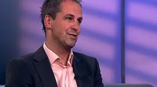 Uwaga użytkownicy samochodowych systemów GPS. Na rynku pojawia się coraz więcej tanich lub darmowych map i dodatków do oprogramowania. Niestety programy te są najczęściej nielegalne. Podczas kontroli samochodowej Policja może sprawdzić legalność naszego GPS. Na razie takie kontrole wprowadziła policja w Gorzowie Wielkopolskim - skutek to kilka zarekwirowanych GPS-ów z nielegalnym oprogramowaniem. Ale oprócz utraty sprzętu może nam też grozić nawet utrata wolności. O to jak uniknąć problemów Jolanta Wiśniewska pytała eksperta od gadżetów wszelakich - Zbigniewa Urbańskiego z TVN Turbo.