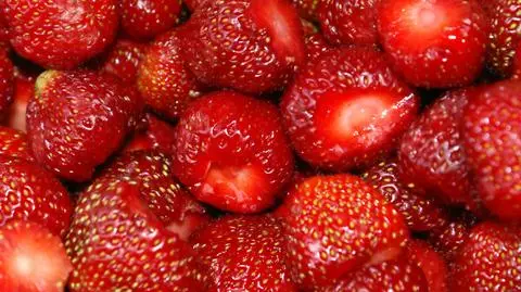 Truskawki na rynku w Broniszach - sezon rozpoczęty