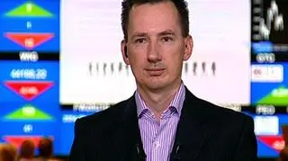 Asseco Poland rusza z nową emisją akcji. Tym razem chodzi o nie więcej niż 5,43 mln akcji serii J. Pieniądze pójdą m.in. na sfinansowanie zakupu notowanej na Nasdaq izraelskiej spółki Formula Systems. Według Pawła Puchalskiego, szefa działu analiz DM BZ WBK przejęcie Formula Systems to dobry krok - skokowo zwiększą się dzięki temu przychody Asseco Poland. Paweł Puchalski zwraca jednak uwagę na pewne zagrożenia związane z zakupem izraelskiej spółki. Chodzi o ryzyko kursowe. Czy Asseco Poland może go uniknąć? Z szefem działu analiz DM BZ WBK rozmawiał Rafał Hirsch.