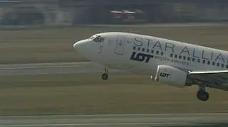 Firma wprowadza nowe warunki wynagradzania swoich pracowników i tnie przywileje. Zmiany dotyczą między innymi premii i nagród, które od teraz będą trafiały tylko do wybranych pracowników, a nie jak to do tej pory do wszystkich. Ponadto do końca maja pracę w liniach straci 400 z 3 i pół tysiąca zatrudnionych osób. Czy to wystarczy na wyższe finansowe loty polskiego przewoźnika?