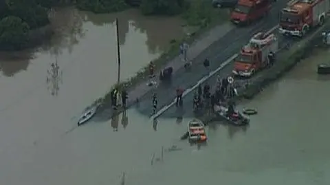 Rzeczoznawcy w terenie spisują straty