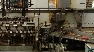 Około 900 pracowników zwolni największy w Polsce producent kabli firma Tele-Fonika Kable - to efekt spadku zamówień płynących z rynków zagranicznych i kolejny przykład jak kryzys na światowych rynkach finansowych uderza w polskich przedsiębiorców i naszą gospodarkę. Ale ta mimo bezlitosnych ciosów trzyma się mocno. I choć zwolni to pozostałe europejskie kraje mogą nam tylko zazdrościć. O wadze silnych fundamentach w czasie finansowej zawieruchy.