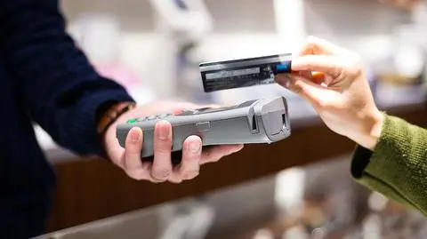 Duży bank podwójnie naliczał transakcje kartami. "Mało zawału nie dostałam"