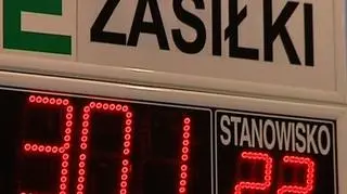 W latach 70-tych na jednego emeryta - przypadało 5 pracujących osób. Dziś - są to tylko 3 osoby, a za 20 lat juz co trzeci dorosły Polak będzie emerytem. A osób, które będą na nich pracować będzie co raz mniej. Dodatkowo ze względu na to, ze żyjemy coraz dłużej - coraz dłużej trzeba będzie wypłacać świadczenia. Dlatego rząd, choć oficjalnie zaprzecza, pracuje nad zmianami w systemie emerytalnym - zmianami, które mogą oznaczać pracę aż do siedemdziesiątki - Patrycjusz Wyżga.