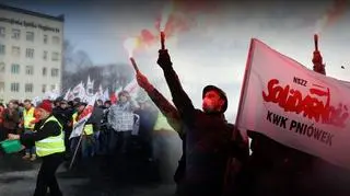 Setki – często agresywnych – osób demonstrowały we wtorek wieczorem przed siedzibą Jastrzębskiej Spółki Węglowej