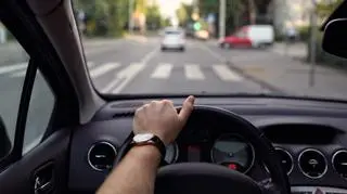 Uber jest dostawcą aplikacji mobilnej, która kojarzy pasażerów z kierowcami