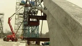 Ze Strykowa do Łodzi - czyli odcinek autostrady A1 będzie musiało zbudować państwo. Wbrew wcześniejszym zapowiedziom koncesjonariusz prywatny koncesjonariusz nie będzie w stanie zrealizować projektu. Tymczasem czasu na wykonanie autostrady jest coraz mniej. Pośpiech może oznaczać, że za pracę w tempie ekspresowym trzeba będzie zapłacić więcej. 