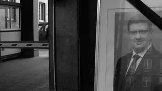 Najczarniejszy weekend w powojennej historii Polski. A po nim z trudem Polacy będą musieli wrócić do swych codziennych zajęć. Znów działać będą szkoły, firmy, handlować będzie warszawska giełda, a członkowie Rady Polityki Pieniężnej spotkają się na ostatnim - zwołanym jeszcze przez prezesa Sławomira Skrzypka - posiedzeniu.