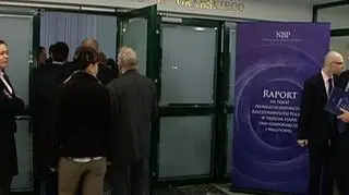 Koszty kontra korzyści - w raporcie Narodowego Banku Polskiego o przyjęciu wspólnej europejskiej waluty. I choć wg. zarządu NBP korzyści przewyższają koszty - to nie będzie on rekomendował przyjęcia euro najszybciej jak to możliwe. Tymczasem rząd w dalszym ciągu podtrzymuje, że konsekwentnie będzie realizował mapę drogową dochodzenia do wspólnej europejskiej waluty. A to oznacza wejście do do mechanizmu ERM2 w 2009 roku. Czy jednak jest to faktycznie najlepsze rozwiązanie? 