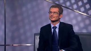 Sąd Apelacyjny w Łodzi oddalił zażalenie BRE Banku ws. dopuszczenia sprawy pozwu zbiorowego. Chodzi o zwrot nie należnie pobranych opłat z tytułu umów kredytowych. W sumie chodzi o odszkodowanie w kwocie blisko 3,5 mln zł. Pozwem objęto 867 klientów. BRE Bank chciał się odwołać od decyzji Sądu. Teraz w prasie powinno ukazać się ogłoszenie o toczącym się postępowaniu. Po jego publikacji będą mogły się zgłaszać kolejne poszkodowane osoby. Rozmowa z Iwo Gabrysiakiem, partnerem w kancelarii Wierzbowski Eversheds