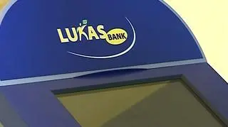 Uwaga klienci Lukas Banku! Jeśli w ubiegły czwartek korzystaliście z kart debetowych wydanych przez wasz bank, transakcje mogły zostać zaksięgowane podwójnie na waszym rachunku. Bank utrzymuje, że wszystkie podwójne transakcje zostały anulowane jeszcze przed weekendem. Problem mogą mieć jednak ci klienci, którzy awarii nie zauważyli, bo w wyniku wyzerowania konta bank - na przykład - nie spłacił automatycznie ich kredytu. W takim przypadku klient zostanie obciążony karnymi odsetkami - i powinien zgłosić reklamację. Z podobną sytuacją kilka miesięcy temu mieli do czynienia użytkownicy kart systemu VISA kilku polskich banków. Według ekspertów - podobne problemy mogą powtarzać się także w przyszłości...