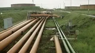 Rosjanie rozpoczynają budowę drugiej nitki Bałtyckiego Systemu Rurociągowego czyli BTS-2. Zdaniem byłego ministra gospodarki Piotra Woźniaka to może oznaczać, że Przyjaźnią przestanie płynąć ropa, a polskie rafinerie będą zmuszone otrzymywać surowiec drogą morską. Dodatkowo jego zdaniem przestaniemy się liczyć jak kraj tranzytowy. Pojawiają się jednak opinie, że ropociąg Przyjaźń ma szanse pozostać czynny na wiele lat pod warunkiem, że podjęte zostaną strategiczne decyzje dotyczące chociażby stawek za przesył.