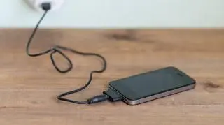  W 2010 r. Grażyna N. została porażona prądem podczas rozmowy przez telefon komórkowy, który był podłączony do wadliwej ładowarki