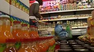 Kupić więcej, ale tańszych produktów czy może mniej - droższych, ale lepszej jakości. A może mniej i tańszych, bo wszystko jest co raz droższe. Takiego wyboru zdaniem CBOSU dokonuje ponad 60% Polaków. Te wyniki dziwą z kolei sprzedawców, bo według nich dalej kupujemy chętnie i dużo. Jaki jest więc zakupowy portret własny Polaków sprawdzał Marek Klapa