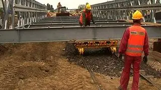 Pieniądze polskich emerytów będą budowały polskie drogi po to, żeby rządowi domknął się budżet. Ruszył bowiem system emisji obligacji infrastrukturalnych. Pierwsza emisja warta 600 milionów złotych została kupiona przede wszystkim przez fundusze emerytalne. W sumie rząd planuje pozyskać w ten sposób prawie 9 miliardów złotych tylko w tym roku. Ile każdy z nas za to zapłaci i ile na tym zarobi?