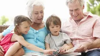 Ponad połowa Polaków wspiera swoje dzieci i wnuki