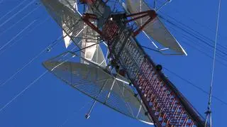 Play i T-Mobile w ciągu 24 miesięcy (do czerwca 2015 r.) wybudować lub zmodernizować co najmniej 6400 tzw. stacji bazowych