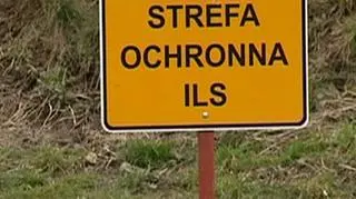 Przy dobrej pogodzie wylądować łatwo. Gdy pogoda się psuje - pomaga system ILS. To urządzenie nawigacyjne, które prowadzi pilotów przy lądowaniu. ILS działać może w trzech kategoriach. Najbardziej precyzyjnej - trzeciej kategorii - nie ma żadne lotnisko w Polsce. W kategorii drugiej obsługiwany jest tylko jeden pas w całym kraju - 3.3 na warszawskim Okęciu.