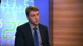 Od początku lipca br. 11 banków zaczęło płacić więcej za przyjęcie środków w depozyt. Banki podnoszą stawki na lokatach kwartalnych i półrocznych, których średnie oprocentowanie wynosi odpowiednio 4,69 i 4,9 proc. brutto. Z kolei wyższe odsetki od rocznych depozytów spowodowały, że ich opłacalność jest już równa dwuletnim lokatom – 5,05 proc. w skali roku. Z raportu Open Finance wynika, że ostatnim razem takie poziomy dla większości bankowych depozytów można było obserwować na przełomie lat 2009 i 2010. Naszym gościem był Michał Sadrak, analityk Open Finance. 