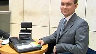 Noc sylwestrowa dla wielu przedsiębiorców w tym roku będzie oznaczała zmiany stawek VAT w ich kasach fiskalnych. Pokażemy, czy w sklepie osiedlowym, który ma kilkaset towarów można przeprogramować kasy samodzielnie. Czy niezbędna jest pomoc ekspertów do zmiany stawek VAT? I co zrobić, jeśli wprowadziliśmy, np. niewłaściwe stawki? O tym wszystkim mówi Artur Foss, ekspert Polskiego Centrum Kas Fiskalnych. 