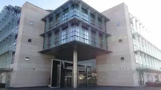 W sobotę, 7 marca 2015 roku, specjalna niezależna Komisja w TVN S.A., zgodnie ze swoimi uprawnieniami, zakończyła dochodzenie w sprawie domniemanych przypadków mobbingu, molestowania i molestowania seksualnego w redakcji programu „Fakty TVN” i przedstawiła końcowy raport ze swoich prac Markusowi Tellenbachowi, Prezesowi Zarządu i Dyrektorowi Generalnemu TVN S.A.