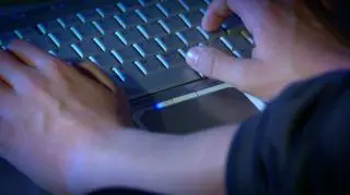 Dominik i Maddinka po śmierci stali się ofiarami zmasowanego ataku w internecie. Nastolatek, który był gnębiony przez rówieśników, odebrał sobie życie. Dziewczyna była modową blogerką. Zmarła pod koniec czerwca w szpitalu. Hejterzy nie szczędzili bólu ich rodzinom i przyjaciołom. „Szkoda, bo nie ma kogo gnoić”, „Dobrze, że zdechła szmata” – między innymi takie komentarze pojawiły się w serwisach społecznościowych na temat Dominika i Maddinki. Mecenas Bartosz Graś, który doprowadza hejterów przed sąd, przekonuje, że z nienawiścią w internecie można skutecznie walczyć. Nawet wtedy, kiedy dotyczy ona osoby zmarłej. Więcej na ten temat w materiale Renaty Kijowskiej w Faktach TVN o 19:00.