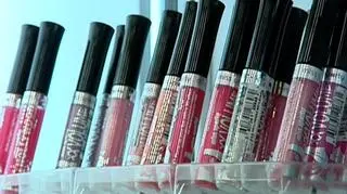 Tego juz nie można nazwać kosmetyczną zmianą. Sprzedaż polskich kosmetyków wzrosła w pierwszym półroczu aż o 1/3. Rynek wart 20 miliardów złotych w tym roku wzrośnie o kolejny miliard. Według znawców to tzw. efekt szminki. To zjawisko znane na rynku kosmetycznym już od czasów wielkiego kryzysu ubiegłego wieku. W kryzysie 2009 dzięki niższym cenom - nawet o 20,30% w porównaniu z zagranicznymi - zyskują polskie marki.