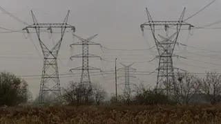 Drogo, drożej, najdrożej. Drogo już było, drożej już jest, a to jeszcze nie koniec. Od 1 listopada znowu więcej płacimy za gaz; więcej płacimy także za energię elektryczną. I o ile w przypadku gazu istnieje szansa na obniżki w przyszłym roku, o tyle prąd będzie już tylko drożał. Dlaczego - skoro węgiel tanieje i kto wprowadza mrok także do naszych portfeli?
