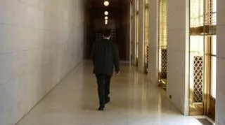 15.05 | Przedsiębiorcy w starciu z urzędnikami są na przegranej pozycji. Z powodu nadgorliwości i nieprawidłowości urzędników lub błędów w interpretacji prawa stracili pieniądze, zaufanie klientów, pracę. Właściciele firm poszkodowanych przez urzędników założyli ruch Niepokonanych i walczą z bezkarnością urzędników. (TVN24)