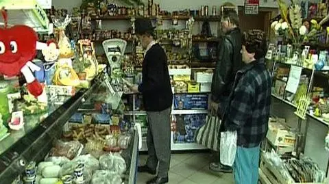 Mniej kupujemy w osiedlowym "spożywczaku"