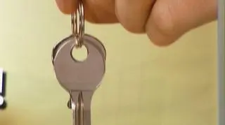 Bankowe umowy kredytowe pod lupą Urzędu Ochrony Konkurencji i Konsumentów. Okazuje się, że banki naciągają nas w umowach o ubezpieczeniu kredytów hipotecznych i pobierają opłaty oraz prowizję tam, gdzie nie powinny. UOKiK publikuje raport -ostrzeżenie nie wszczynając na razie postępowania, a 19 banków obiecuje poprawę. My pytamy, czy to wystarczy, abyśmy jako kredytobiorcy poczuli się bezpiecznie. 