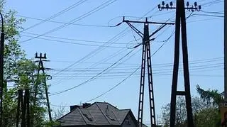 Czarny scenariusz Polski bez prądu? Całkiem możliwy. Brakuje nam zapasów energii, a infrastruktura jest przestarzała. Już teraz z ciemną rzeczywistością niemal codziennie spotykają się mieszkańcy Zalesia Dolnego i Białunia.